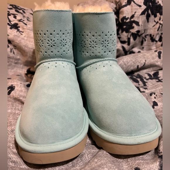 Brand new UGG Dae Sunshine Perforated Bow Boots - Picture 4 of 4